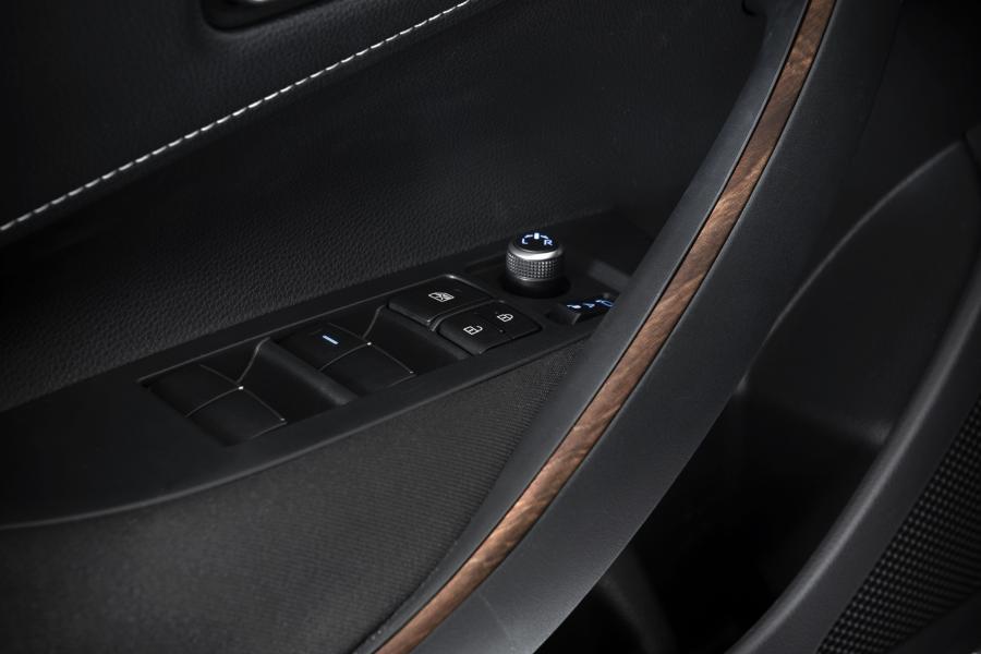 Детали интерьера Toyota Corolla Trek Hybrid 2019 года  (WW) (фото 15 из 17)